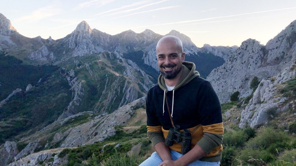 Pelayo García, en lo alto del mirador del Valle de Anciles, en la Montaña de Riaño. / ArgiComunicación