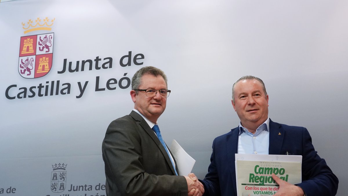 El consejero de Agricultura, Ganadería y Desarrollo Rural, Gerardo Dueñas, junto al presidente de Asaja Donaciano Dujo, en una imagen de archivo.- ICAL