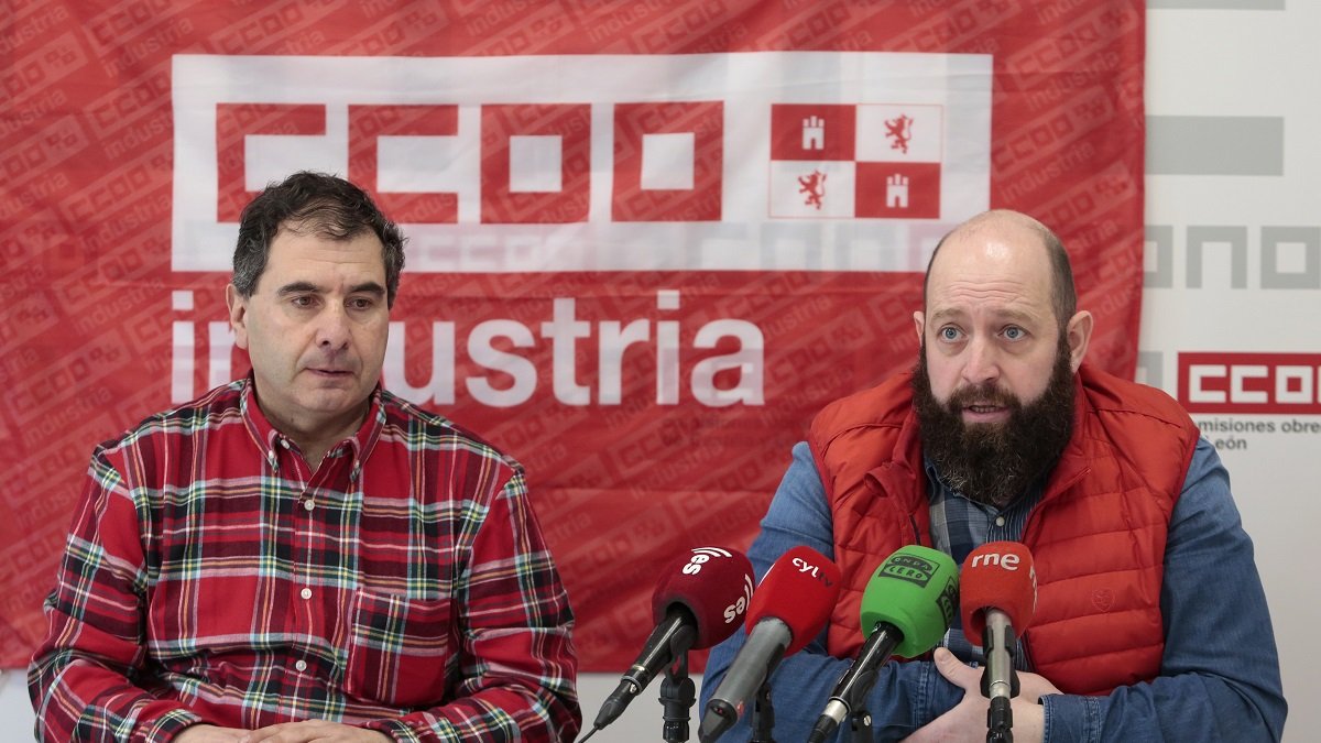 El secretario de Organización de CCOO Industria en Castilla y León, Juan Manuel Ramos, y el provincial, Ángel Manuel Santos, comparecen para informar sobre una sentencia del Tribunal Supremo sobre Embutidos Rodríguez.- ICAL