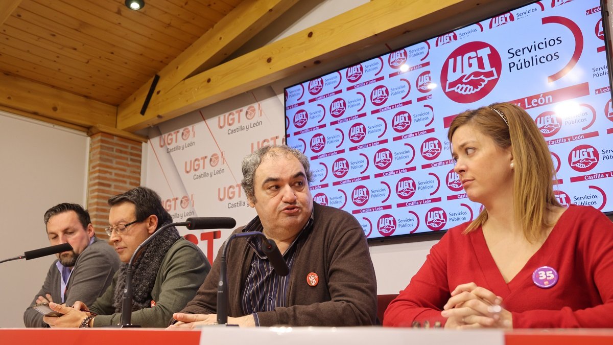 Los representantes de Servicios Públicos de UGT Castilla y León durante la rueda de prensa de este viernes.- ICAL