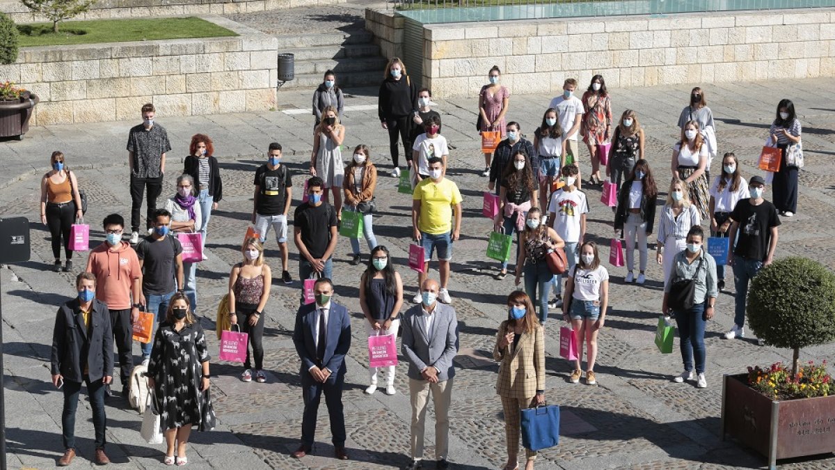 El alcalde de León, José Antonio Diez, recibe un grupo de estudiantes de Erasmus de la Universidad de León. -ICAL