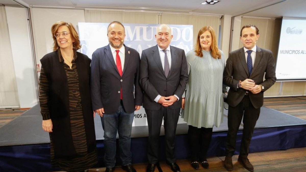 La presidenta de la Federación Regional de Municipios y Provincias (FRMP) y de la Diputación de Palencia, <strong>Ángeles Armisén</strong>; el presidente de la Diputación de Valladolid, <strong>Conrado Íscar</strong>; la alcaldesa de Segovia, <strong>Clara Martín</strong> y el presidente del Consejo Comarcal del Bierzo, <strong>Gerardo Álvarez Courel</strong>, debatieron durante más de una hora alrededor del tema del encuentro, titulado 'Municipios al servicio de las personas', en el <strong>Club de Prensa de EL MUNDO DE CASTILLA Y LEÓN</strong>.