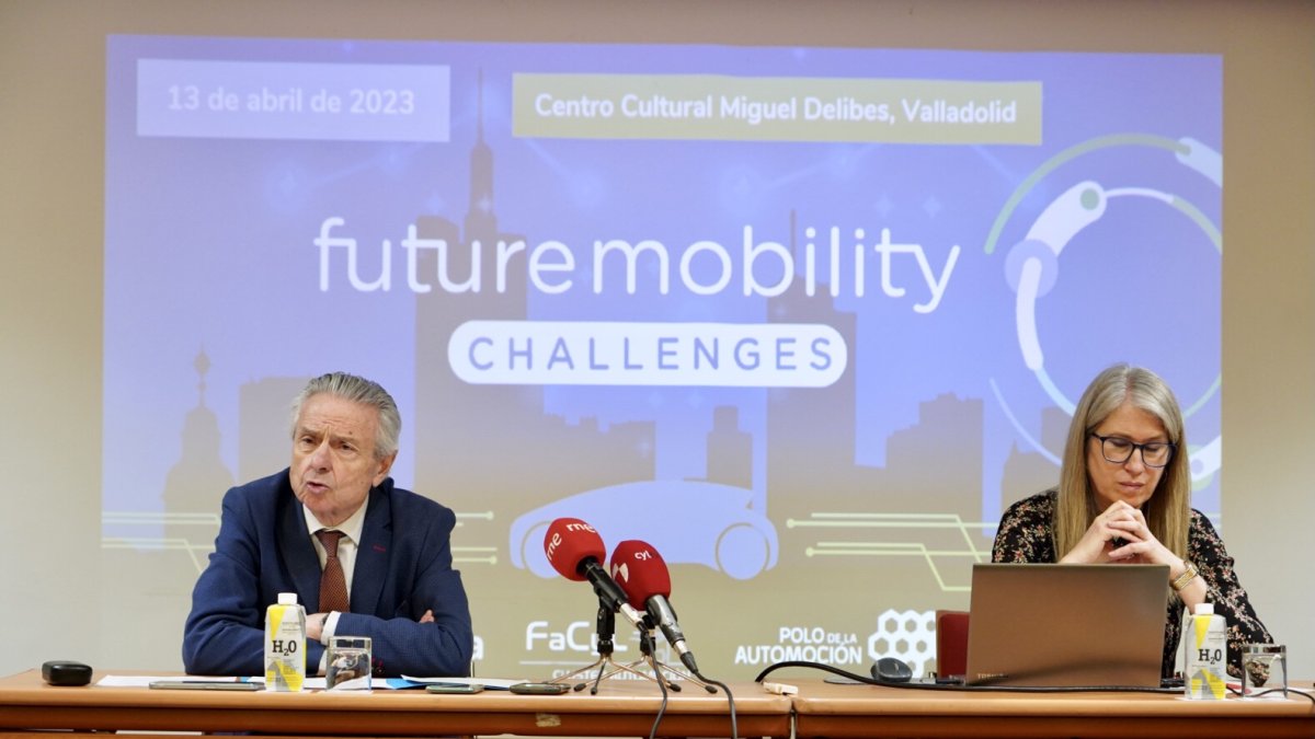 El presidente de FaCyL, Félix Cano, y la directora del cluster, Ana Núñez Nava presentan el congreso Future Mobility Challenges. ICAL