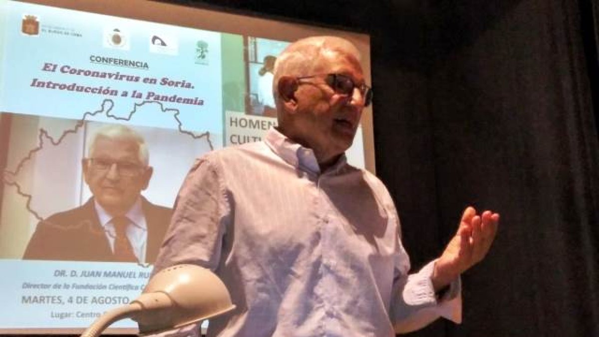 El doctor Ruiz Liso durante la presentación del estudio en El Burgo de Osma, Soria. ANA HERNANDO