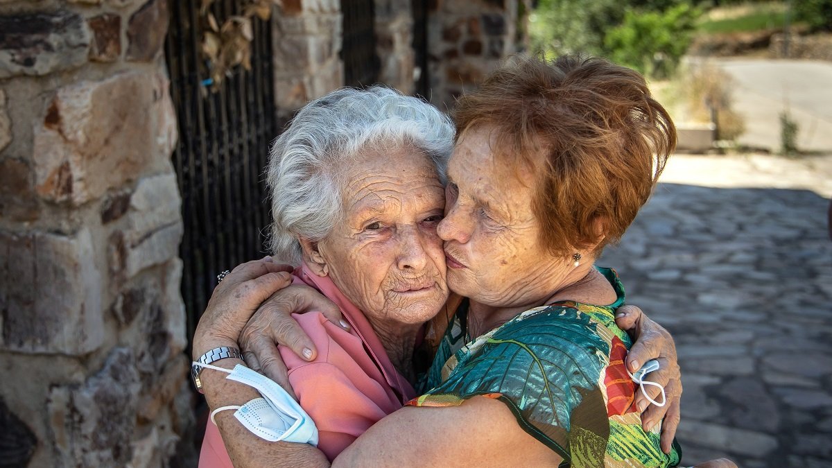 Los vecinos de Monsagro y Guadapero felices tras su vuelta a casa.- Ical
