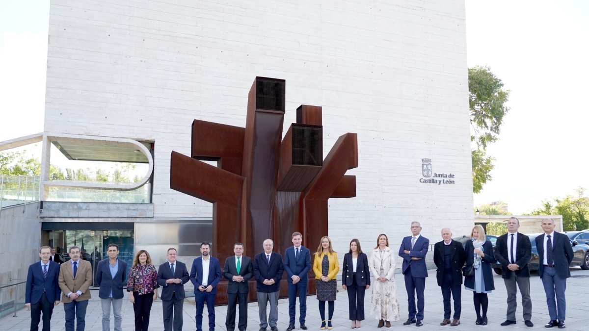 El presidente del Comité Económico y Social Europeo (CESE), Oliver Röpke, visita la sede del Consejo Económico y Social (CES) de Castilla y León junto a distintas autoridades. ICAL