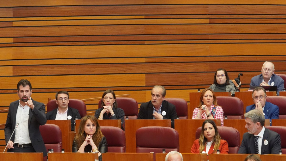 Bancada socialista durante el pleno, con el escaño vacío de Hernández.- ICAL