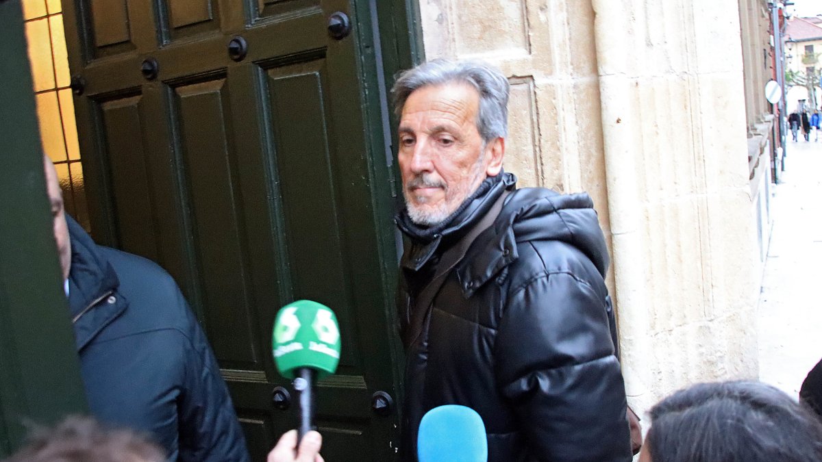 El exconcejal berciano Pedro Muñoz, este martes, a su llegada a la Audiencia Provincial de León. / ICAL