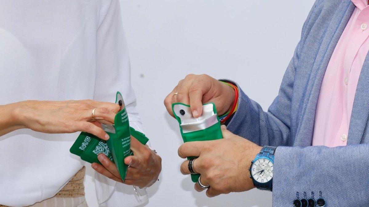 El Ayuntamiento de Valladolid y la Mesa del Tabaco distribuyen 7.500 ceniceros portátiles durante las fiestas patronales para concienciar sobre cómo deben desecharse las colillas. AYTO VALLADOLID