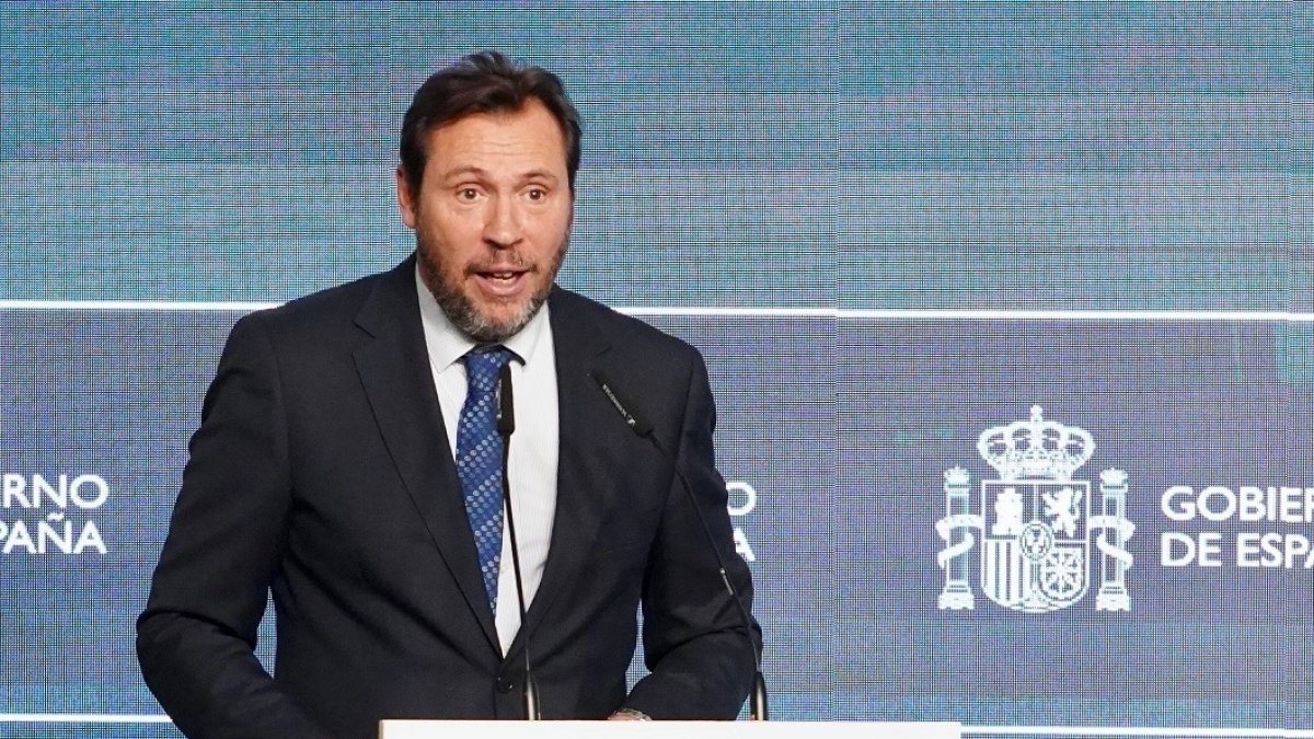 Comparecencia del ministro de Transportes y Movilidad Sostenible, Óscar Puente, tras la llegada del tren que inaugura la variante de Pajares de la Línea de Alta Velocidad Madrid-Asturias con la presencia del rey Felipe VI, acompañado del presidente del Gobierno, Pedro Sánchez, y los presidentes de Asturias y Castilla y León, Adrián Barbón y Alfonso Fernández Mañueco, entre otras autoridades. -ICAL