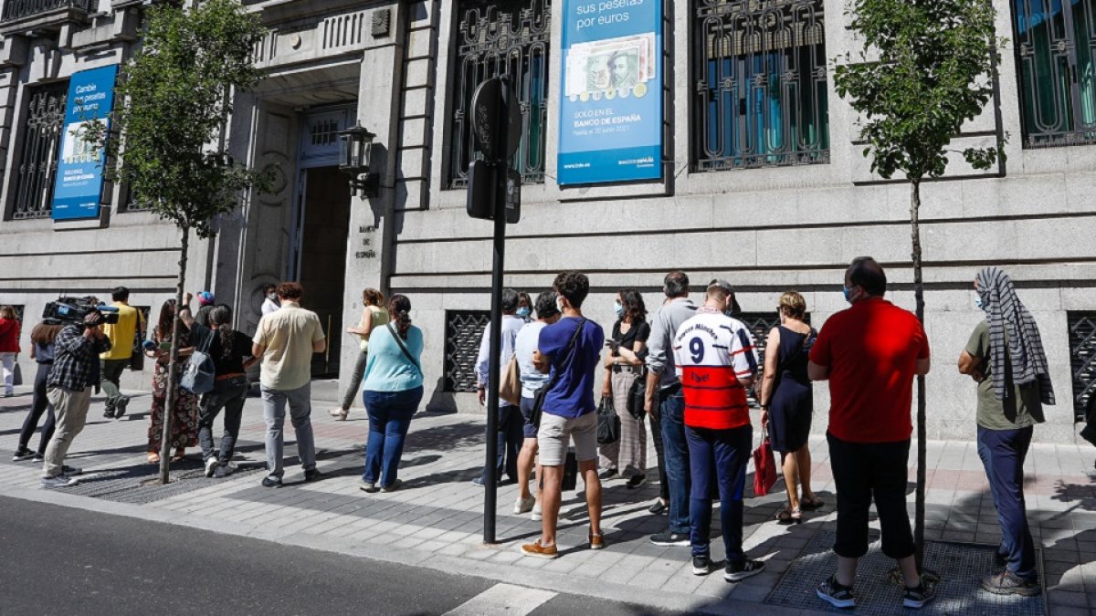 Cola para el intercambio de moneda en el Banco de España de Valladolid. J.M. LOSTAU.