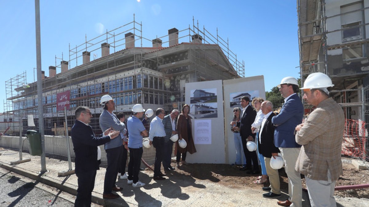 Juan Carlos suárez Quiñones en una visita a la primera fase de viviendas - ICAL