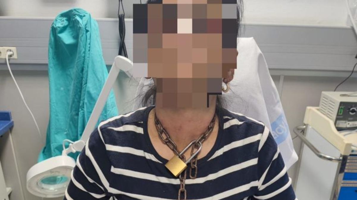 Mujer encadenada, en el momento de ser atendida en el Hospital de Miranda.-E. M.