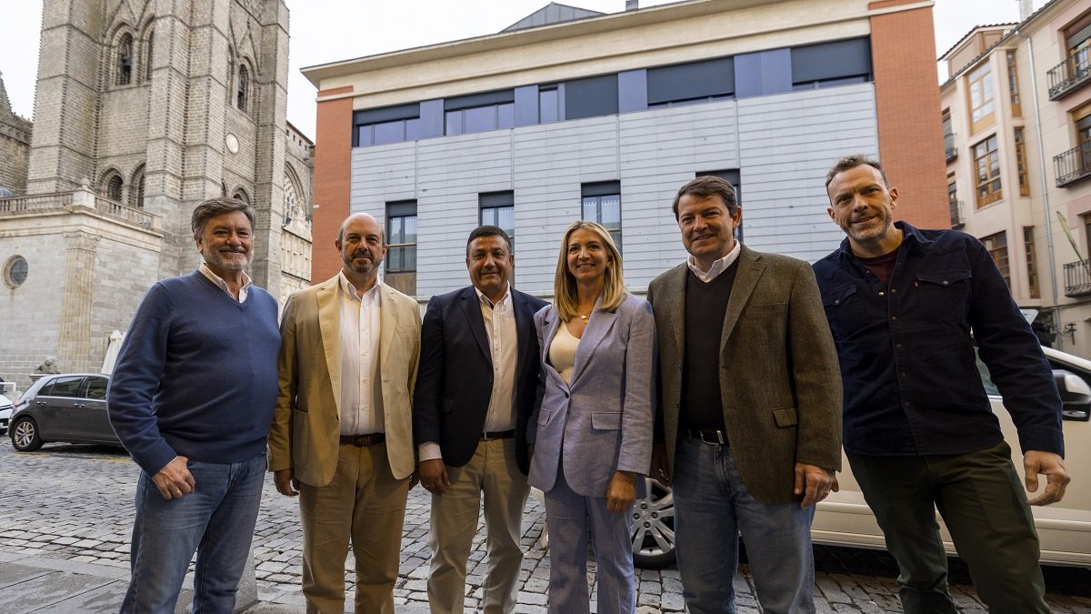 El presidente del PP de Castilla y León, Alfonso Fernández Mañueco, se traslada a la capital abulense junto con el vicesecretario Nacional Pedro Rollán y allí clausura un mitin en el que también participan el presidente del PP Provincial, Carlos García, y la candidata a la Alcaldía de Ávila, Alicia García. -ICAL