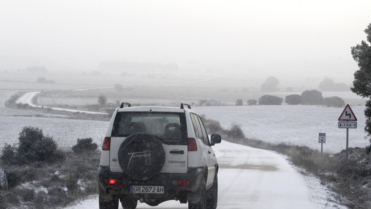 Carretera soriana entre Navalcaballo y Camparañón. / LUIS ÁNGEL TEJEDOR