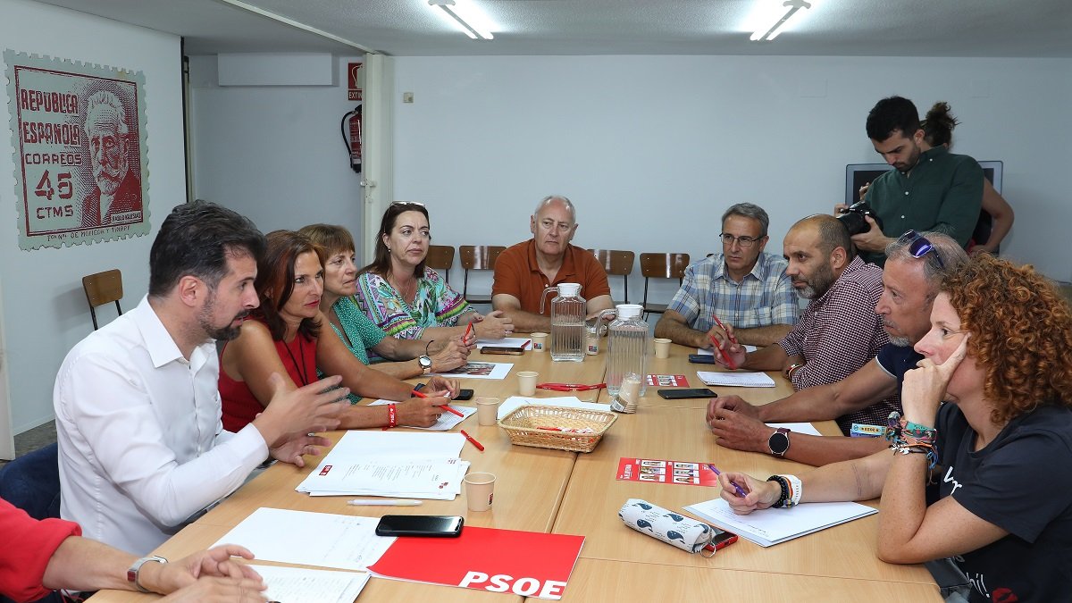 El secretario general del PSOECyL, Luis Tudanca; la candidata al Congreso, María Luz Martínez Seijo; y la candidata al Senado, Rosa Aldea, en la reunión con los sindicatos UGT y CCOO. -ICAL