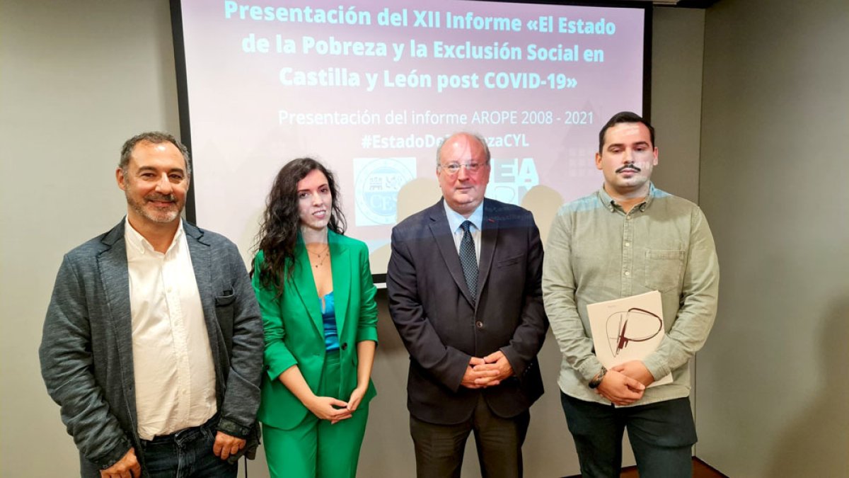 Óscar Castro, Cristina Sánchez, Enrique Cabero y Jonathan Sánchez durante la presentación del informe en la sede del CES de Castilla y León. CESCyL