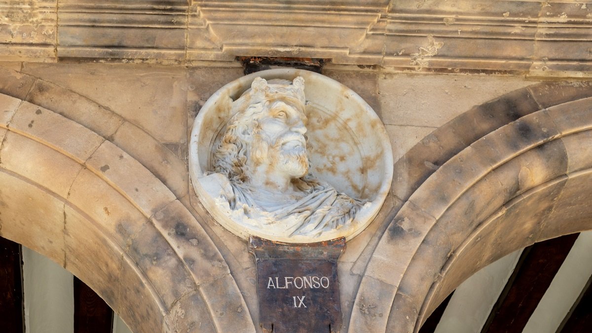 La Plaza Mayor de Salamanca acoge el acto de descubrimiento del medallón de Alfonso IX.-ICAL