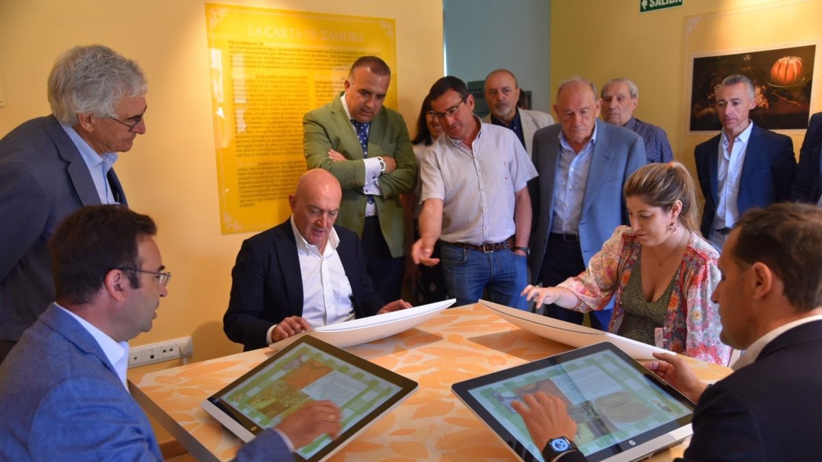 Diferentes autoridades en el centro de producción agroalimentaria de Castilla y León. E.P.