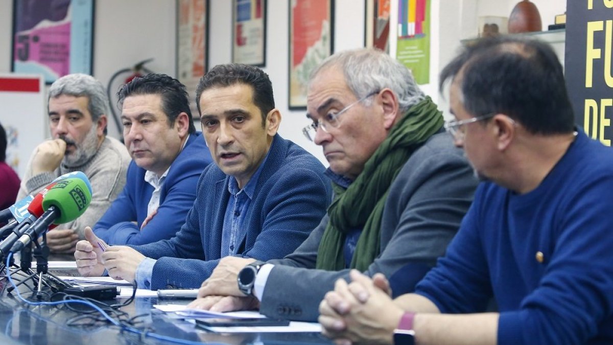 Responsables de UGT, CCOO y UPL comparecen para hablar sobre la propuesta de la Mesa por el Futuro de León. En la imagen (IaD) el secretario provincial de CCOO, Xosepe Vega; el secretario general de la UPL, Luis Mariano Santos; el secretario de CCOO en Castilla y León, Vicente Andrés; el vicesecretario de UGT en Castilla y León, Evelio Angulo y el secretario provincial de UGT, Enrique Reguero. - ICAL