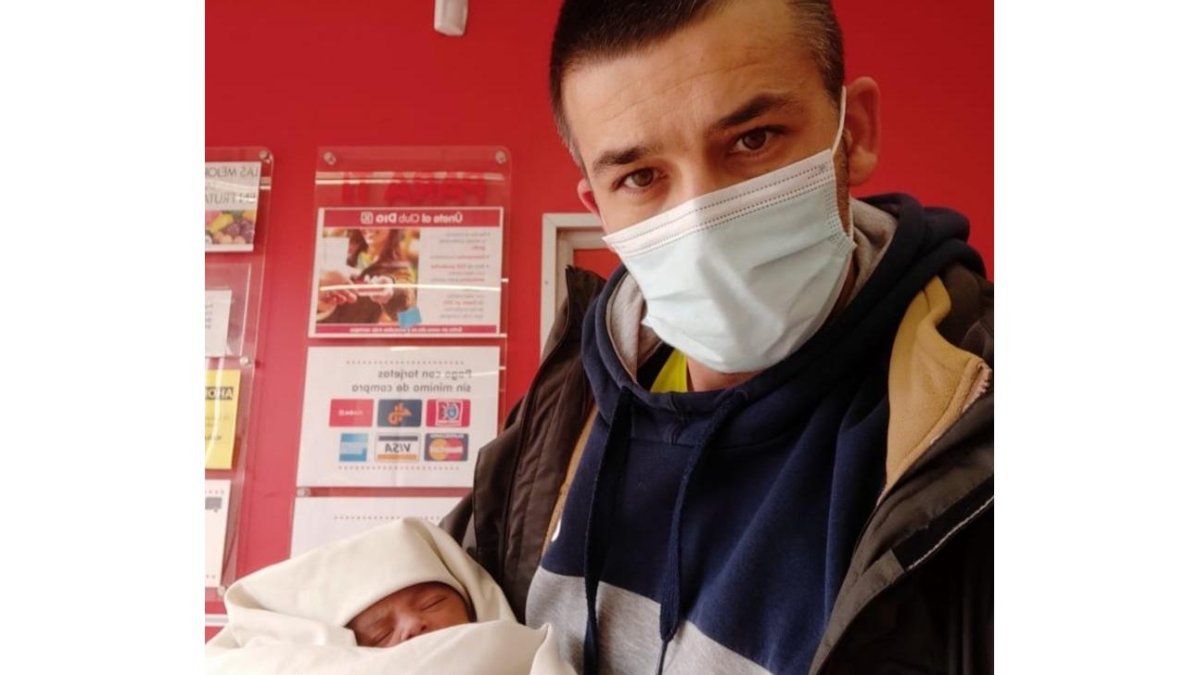 Luis Merino, auxiliar de Enfermería, con el bebé encontrado ayer E.M.
