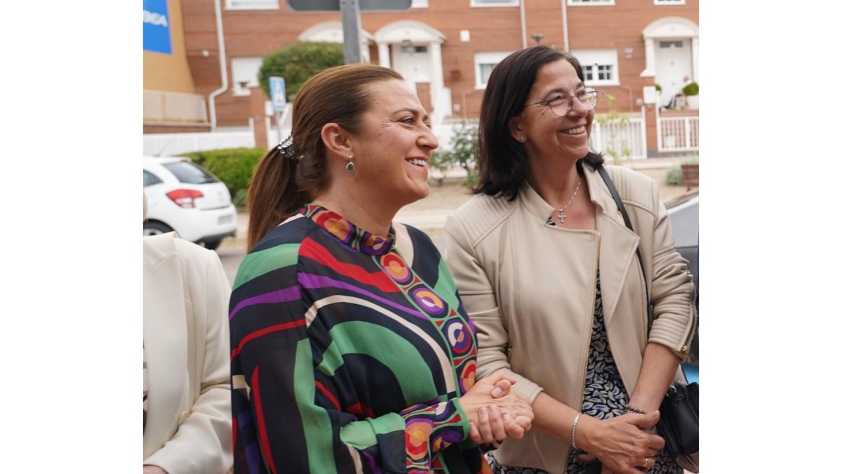 Virginia Barcones junto a la subdelegada del Gobierno en Valladolid. / ICAL