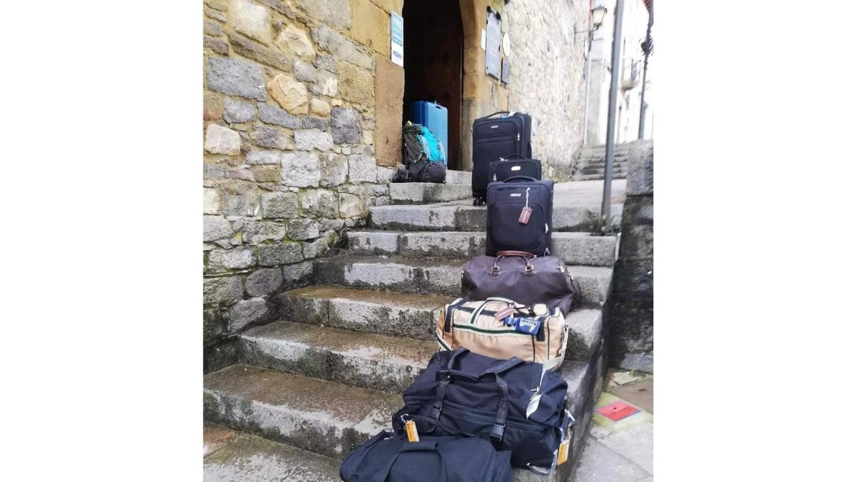 Maletas y mochilas a las puertas de un albergue. -EP