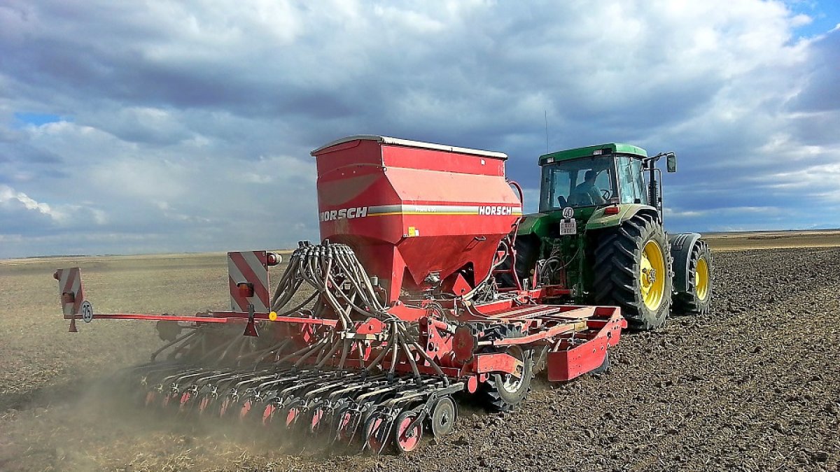 Un agricultor lleva a cabo labores de siembra en su explotación. / EL MUNDO