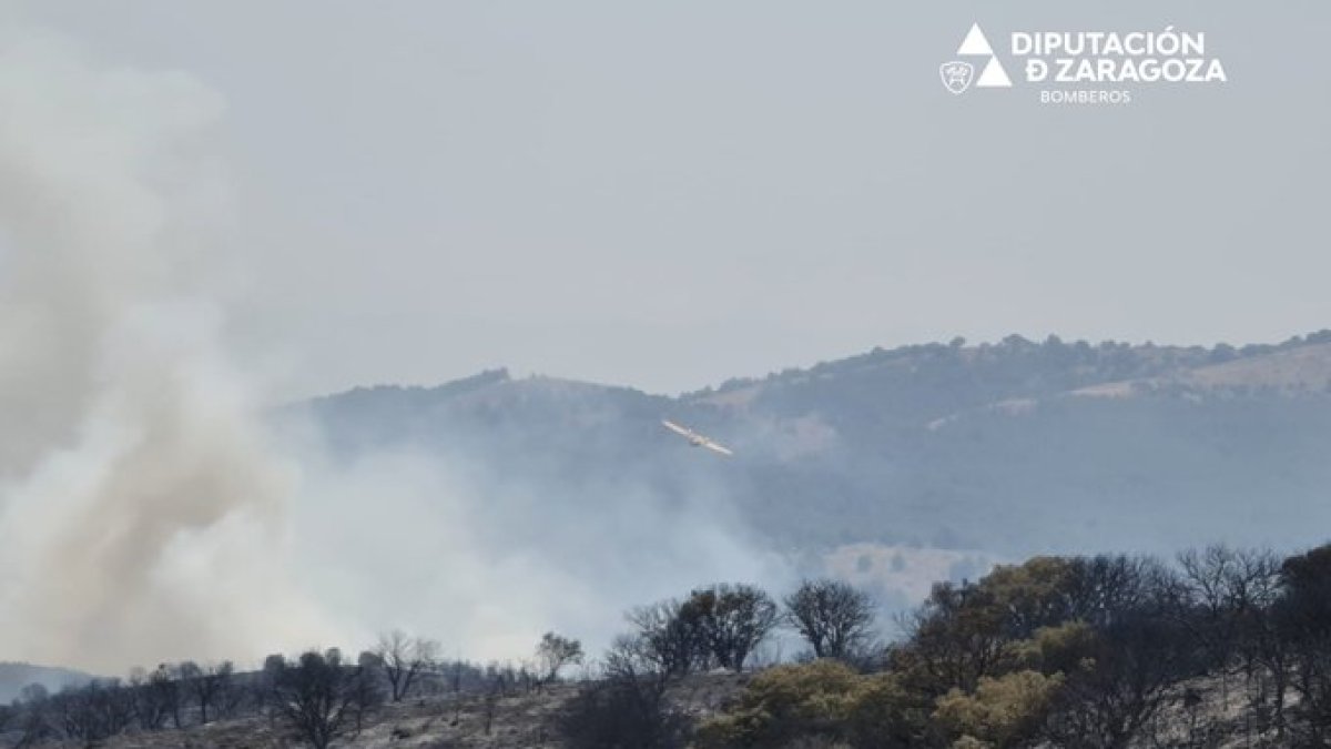 El fuego de Zaragoza cerca de Soria corta tres carreteras. - E. M.