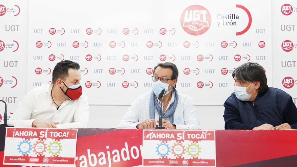 Responsables regionales de la Federación de Empleados de Servicios Públicos de UGT Castilla y León analizan la negociación del convenio colectivo del transporte sanitario en la Comunidad. - ICAL