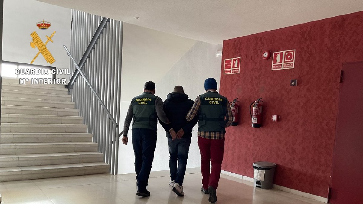La Guardia Civil durante la detención de uno de los cónyuges. -ICAL