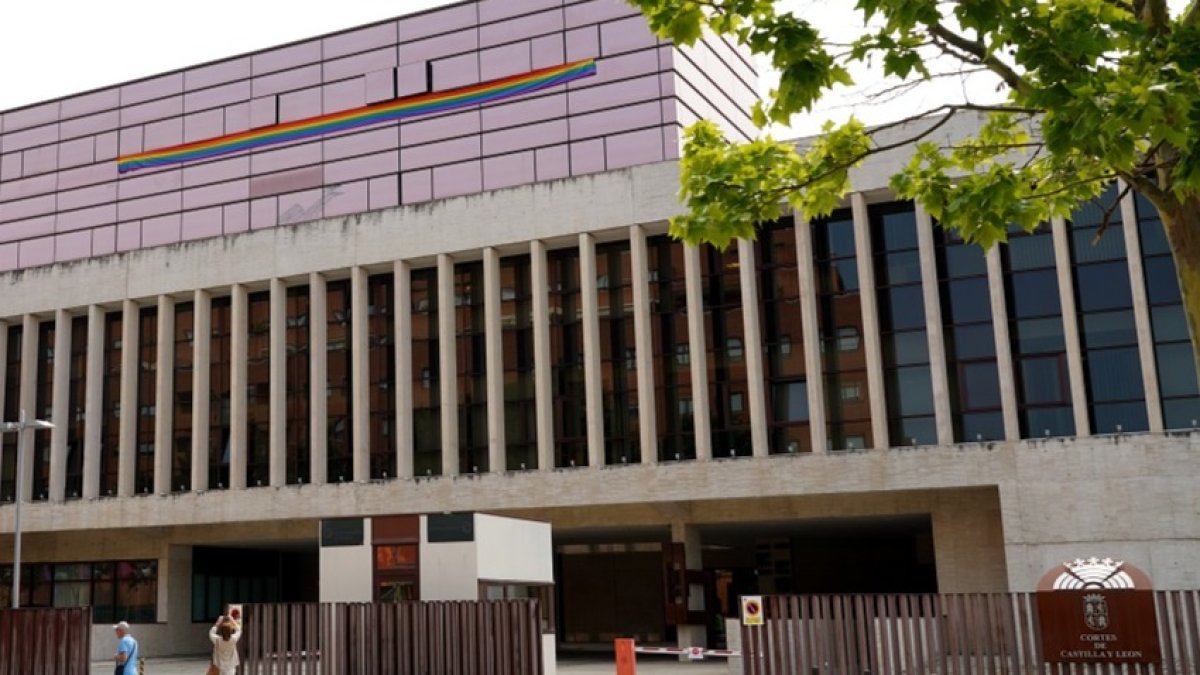 Banderas LGTBI colgadas en las ventanas de los despachos del Grupo Socialista en las Cortes de Castilla y León. -ICAL