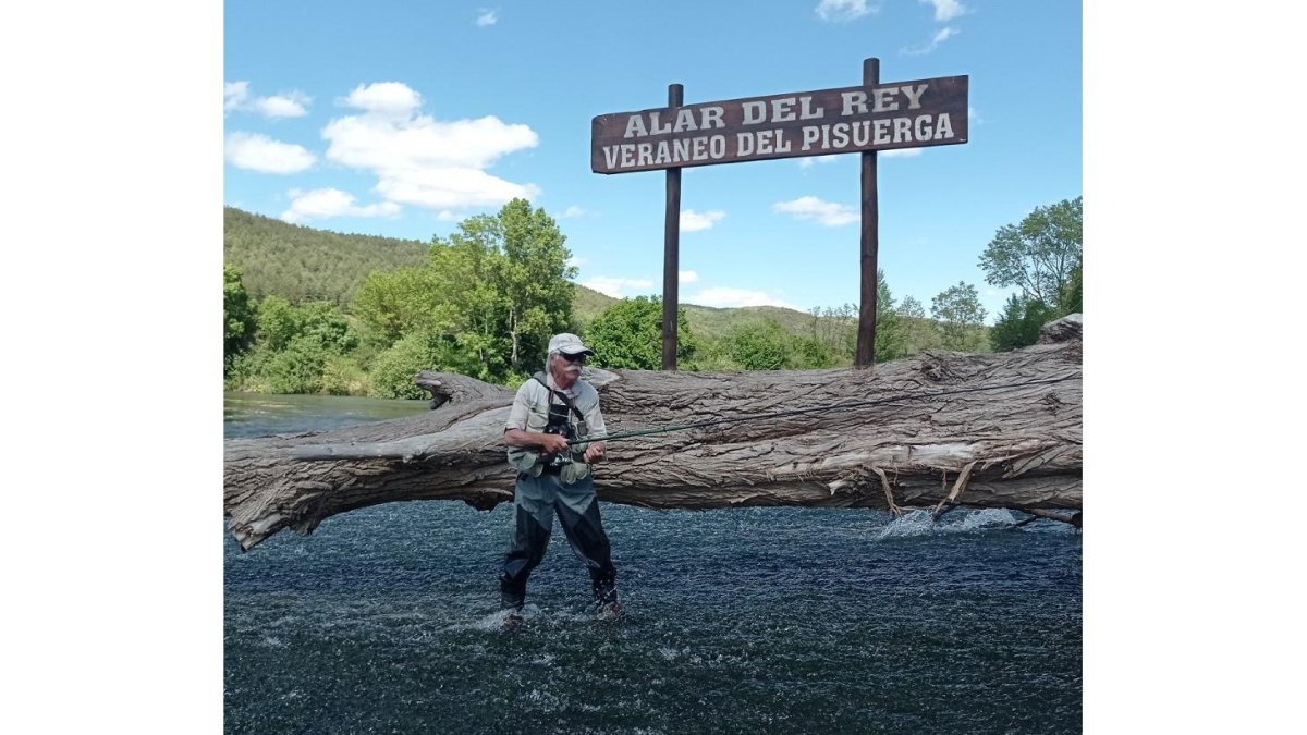El pescador palentino Eleuterio Antolín, en el AREC de Alar de Rey. L. FUENTE