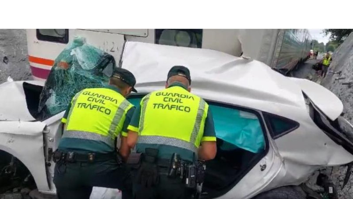 Tráfico atiende el accidente del coche arrollado por un tren en Lugo donde ha fallecido un joven de 21 años de León.- EUROPA PRESS