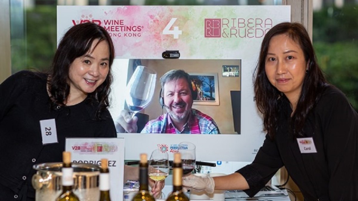 Ciudadanas de Hong Honk participan en la cata de vinos online. E.M