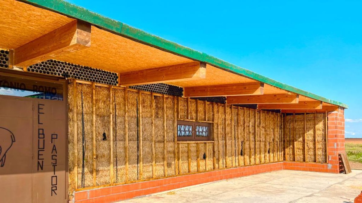 El aula de formación de Bioconstrucción Gomecello promovida por la Casa Escuela Santiago Uno antes de ser destruido por las llamas.- ICAL