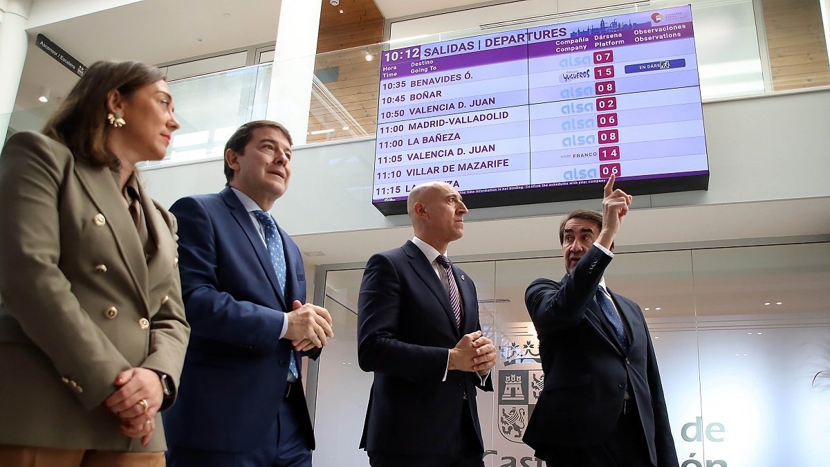 El presidente de la Junta de Castilla y León, Alfonso Fernández Mañueco, visita las obras de remodelación y modernización de la estación de autobuses de León acompañado por el consejero de Medio Ambiente, Juan Carlos Suárez Quiñones y el alcalde, José Antonio Díez.- ICAL