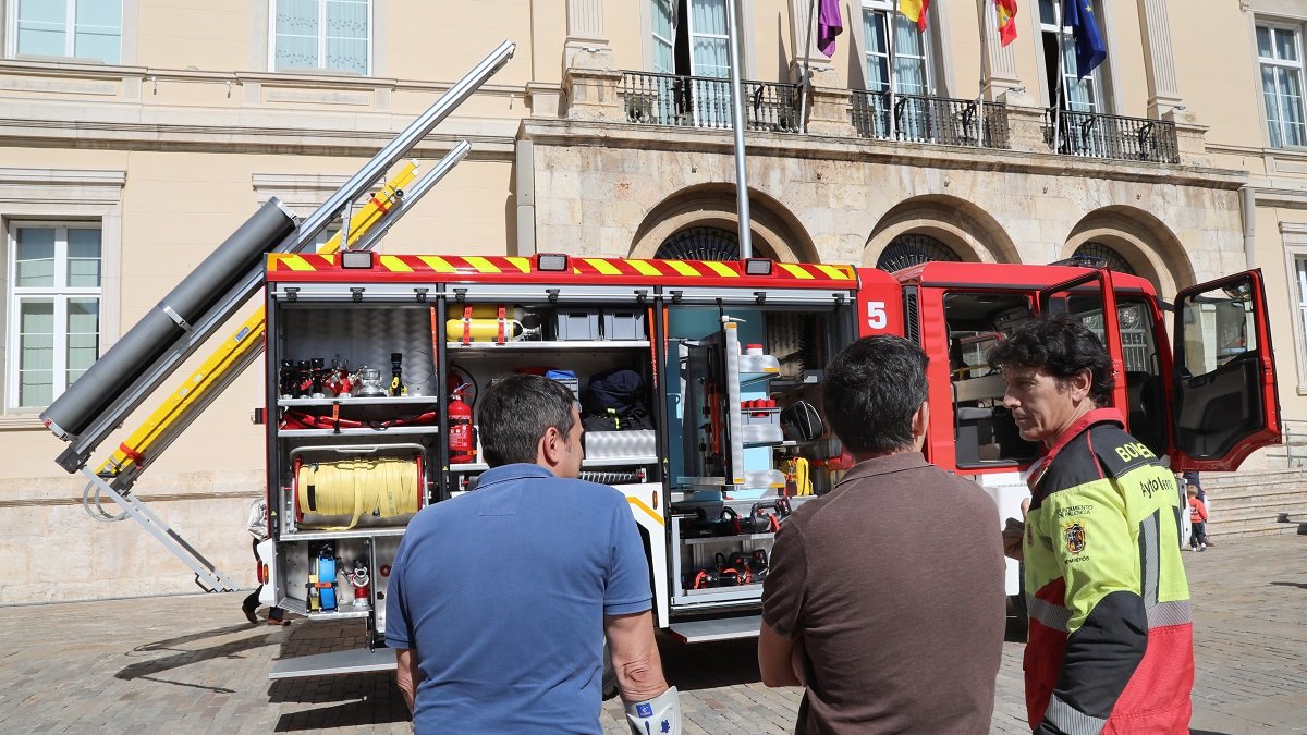 Nuevo vehículo y material de bomberos subvencionado con fondos REACT EU para el Ayuntamiento de Palencia.- ICAL