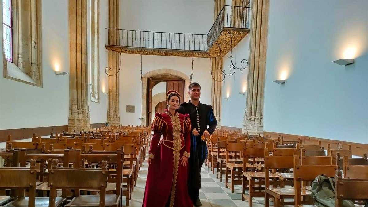 Representación histórica de Felipe II y María Manuela de Portugal en el Colegio Fonseca de Salamanca. -EP