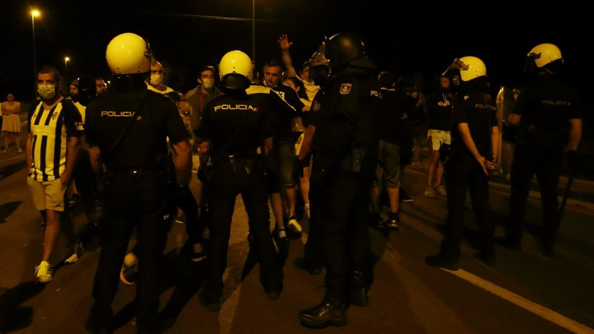 Disturbios durante la madrugada de los trabajadores de LM con los antidisturbios. - ICAL