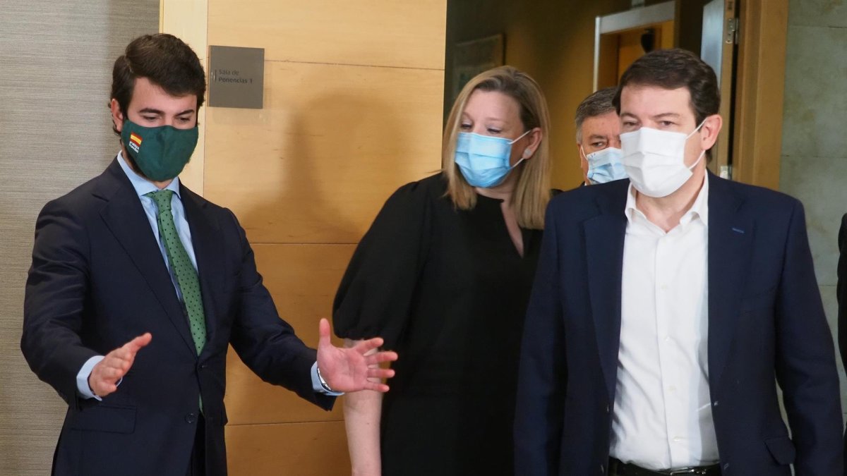 Juan García-Gallardo, Isabel Blanco y Alfonso Fernández Mañueco, en la primera reunión que mantenían. E. P.