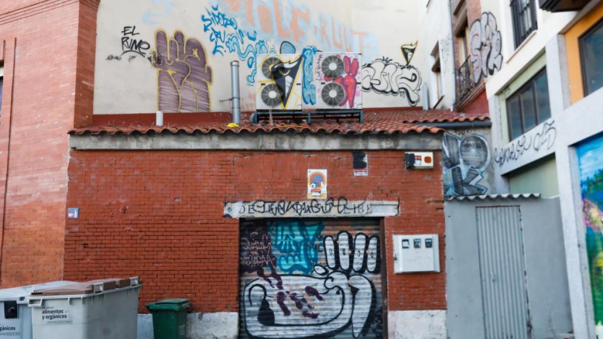Graffiti en una plaza del centro de Valladolid.- J. M. LOSTAU