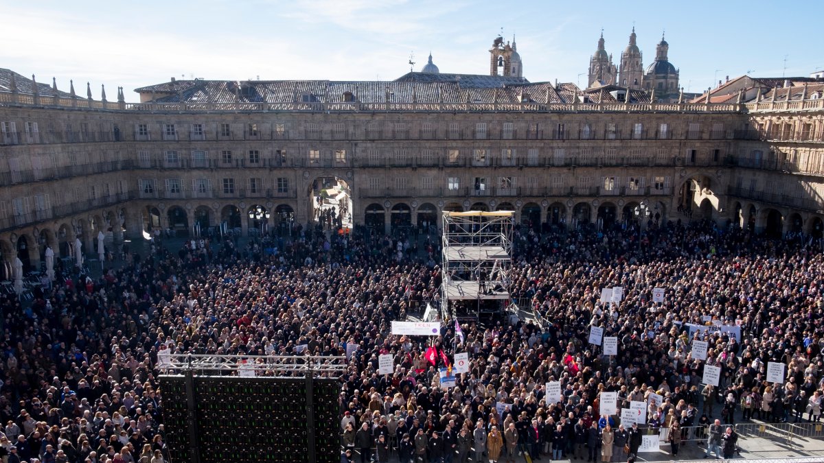Imagen de archivo de una concentración en Salamanca para exigir más frecuencias de tren y la reapertura del tren de la Ruta de la Plata.