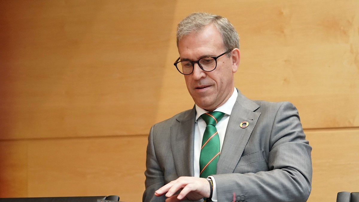 El consejero de Industria, Comercio y Empleo, Mariano Veganzones, durante su comparecencia en las Cortes.- ICAL