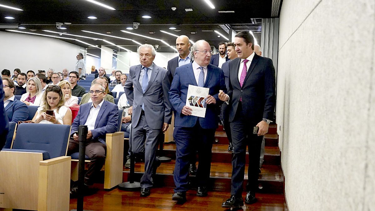 El presidente del CES, Enrique Cabero y el consejero de Medio Ambiente, Vivienda y Ordenación del Territorio, Juan Carlos Suárez-Quiñones, dialogan minutos antes del inicio de la jornada 'La descarbonización en sectores estratégicos de Castilla y León', organizada por las asociaciones AEICE, FACYL, Vitartis y A3. ICAL