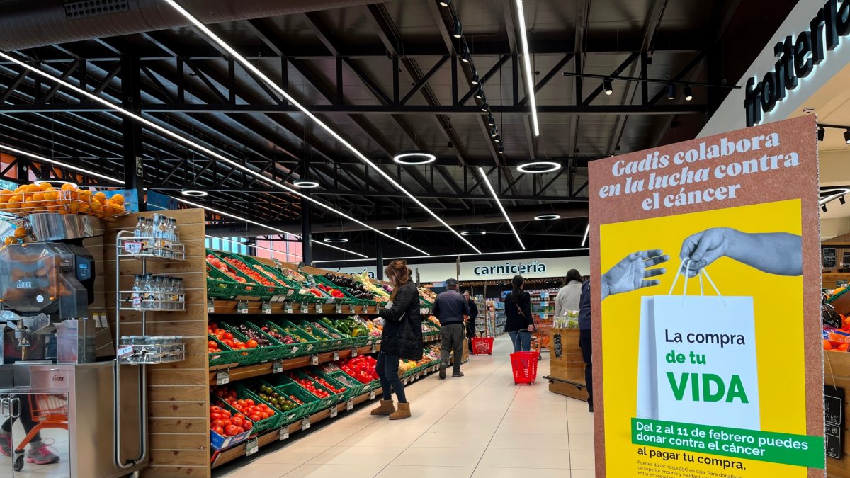 Uno de los anuncios de la campaña solidaria de AECC en los supermercados Gadis. -E.M.