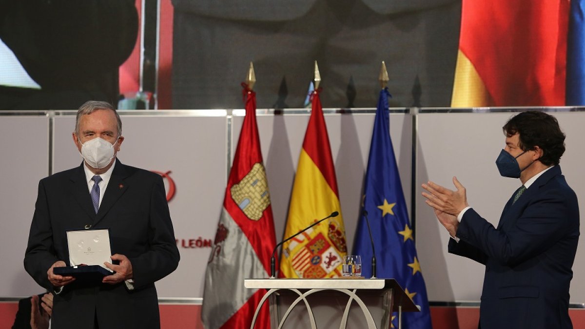 El presidente de la Junta de Castilla y León, Alfonso Fernández Mañueco, entrega la medalla de oro de Castilla y León 2020 a José Vicente de los Mozos. / ICAL