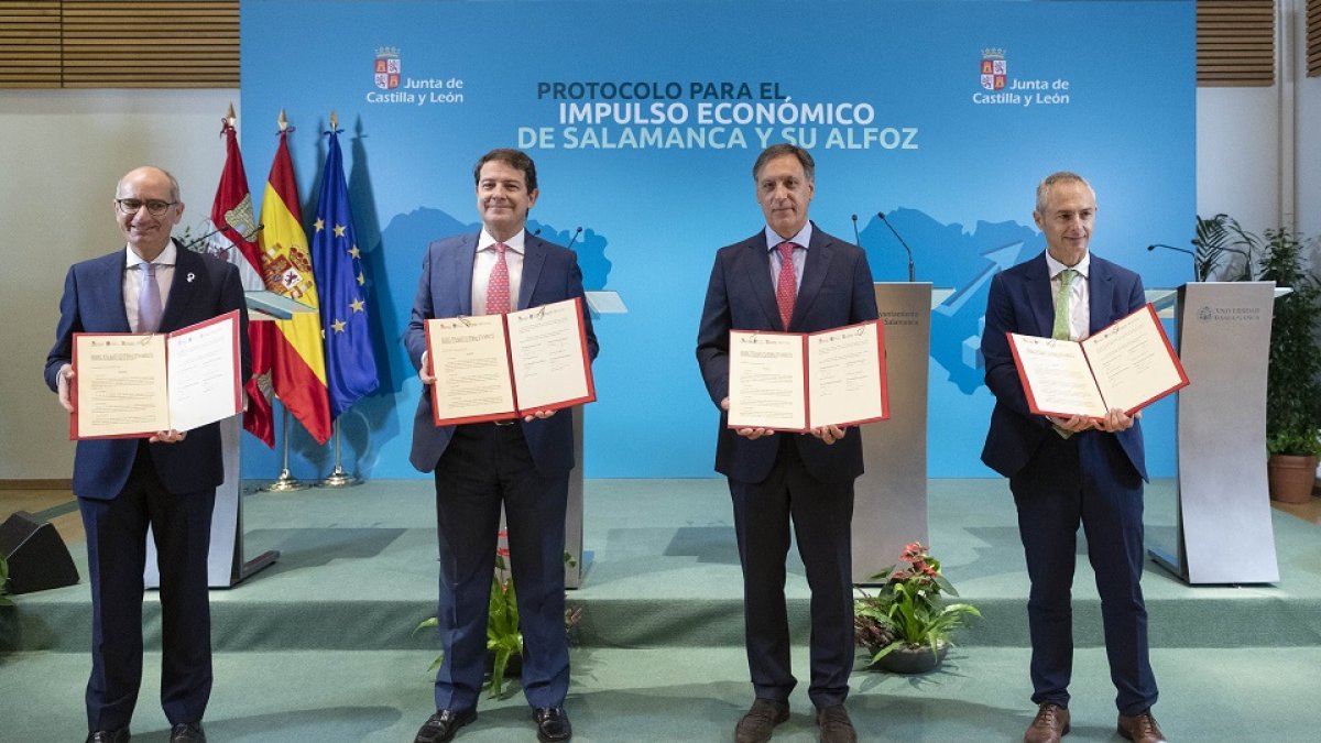 El presidente de la Junta de Castilla y León, Alfonso Fernández Mañueco, firma un protocolo de colaboración con la Diputación Provincial, el Ayuntamiento y la Universidad. - ICAL