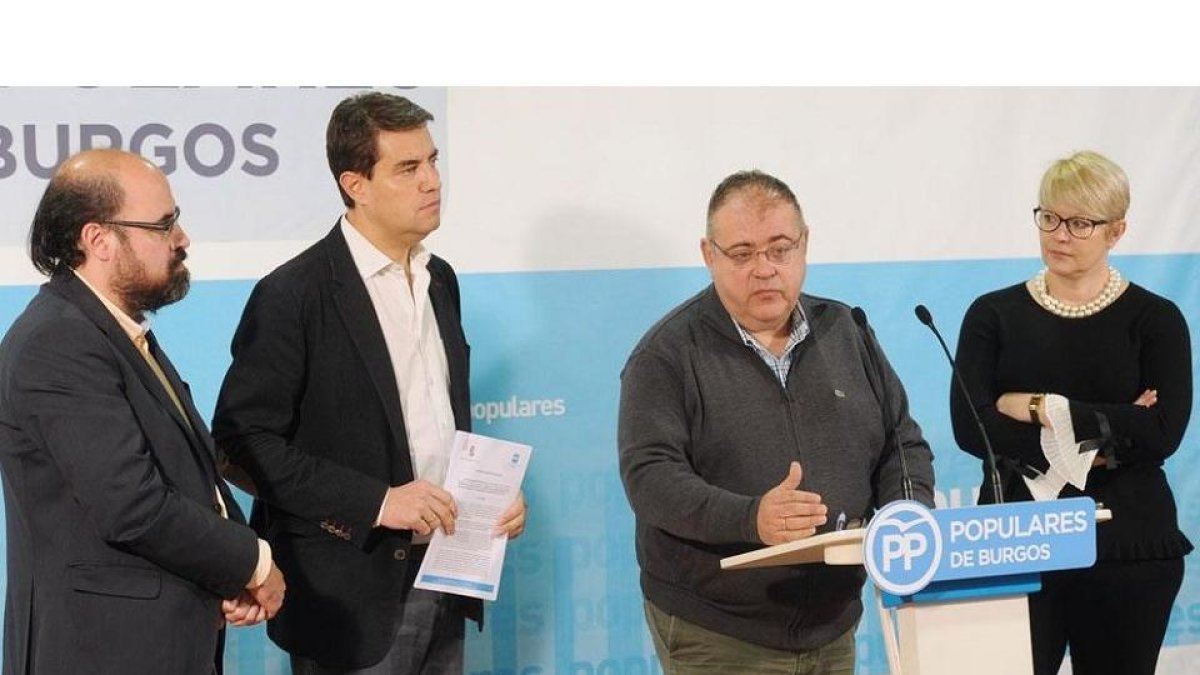 Alejandro Vázquez junto al consejero de Presidencia, Ángel Ibáñez, y los directores generales de la Junta de Relaciones Institucionales, Máximo López, y Protección Civil, Irene Cortés.- E. M.