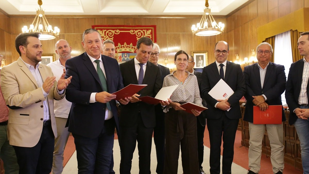 El presidente de la Diputación de Zamora, Javier Faúndez, y los presidentes de las cámaras municipales de Vimioso, Miranda Do Douro y Bragança (Portugal) atienden a los medios de comunicación tras la aprobación de la declaración institucional de apoyo al proyecto de Alta Velocidad Ferroviaria de la zona norte de Portugal por parte del Pleno de la Diputación. -ICAL